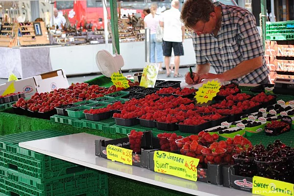 Тут же, на рыбном рынке, можно купить вкуснейшую северную ягоду