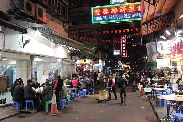 На ночном рынке полно уличных кафе и ресторанчиков