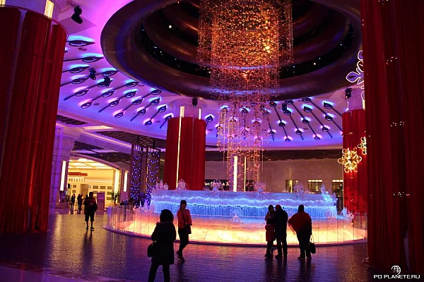 В этом холле каждые 15 мину проходит шоу The Giant Diamond in Dancing Fountain