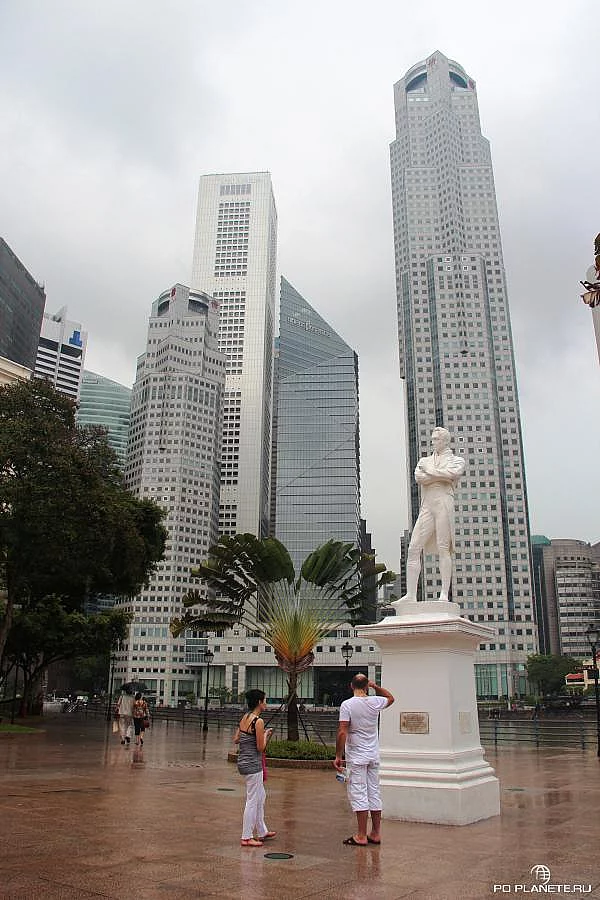 Сингапур. Памятник отцу-основателю города - сэру Стэмфорд Раффлзу