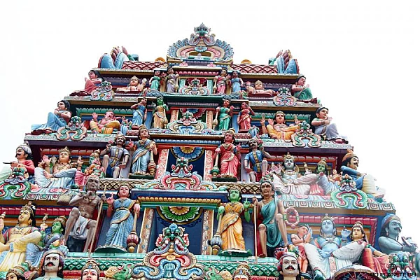 Храм Шри Мариамман украшают множество красочные скульптурные изображения богов, богинь и экзотических чудовищ.