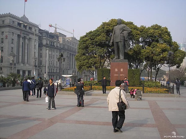 На набережной вайтань стоит памятник Мао Цзэдуну