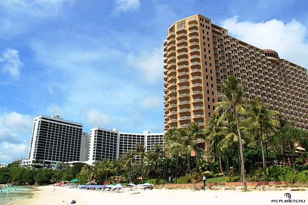Guam Reef Hotel (слева) и отель Oitrigger