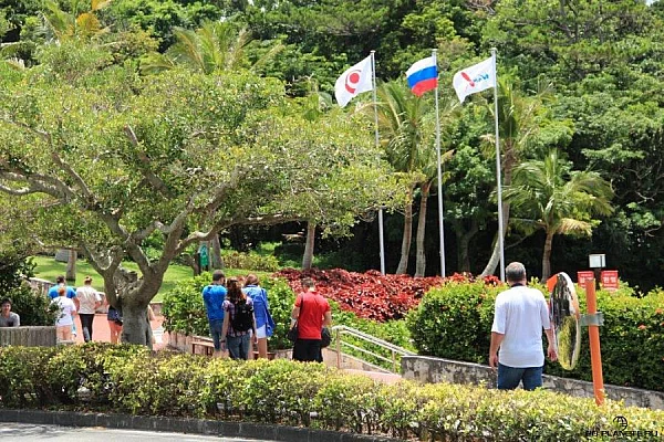 К нашему приезду в парке "Мир Окинавы" вывесили российский флаг